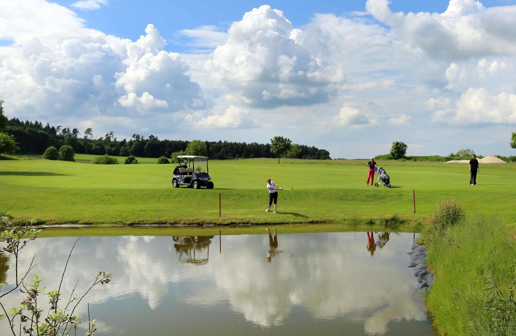 Apartments Golfpark Schlossgut Sickendorf เลาเทอร์บาค ภายนอก รูปภาพ